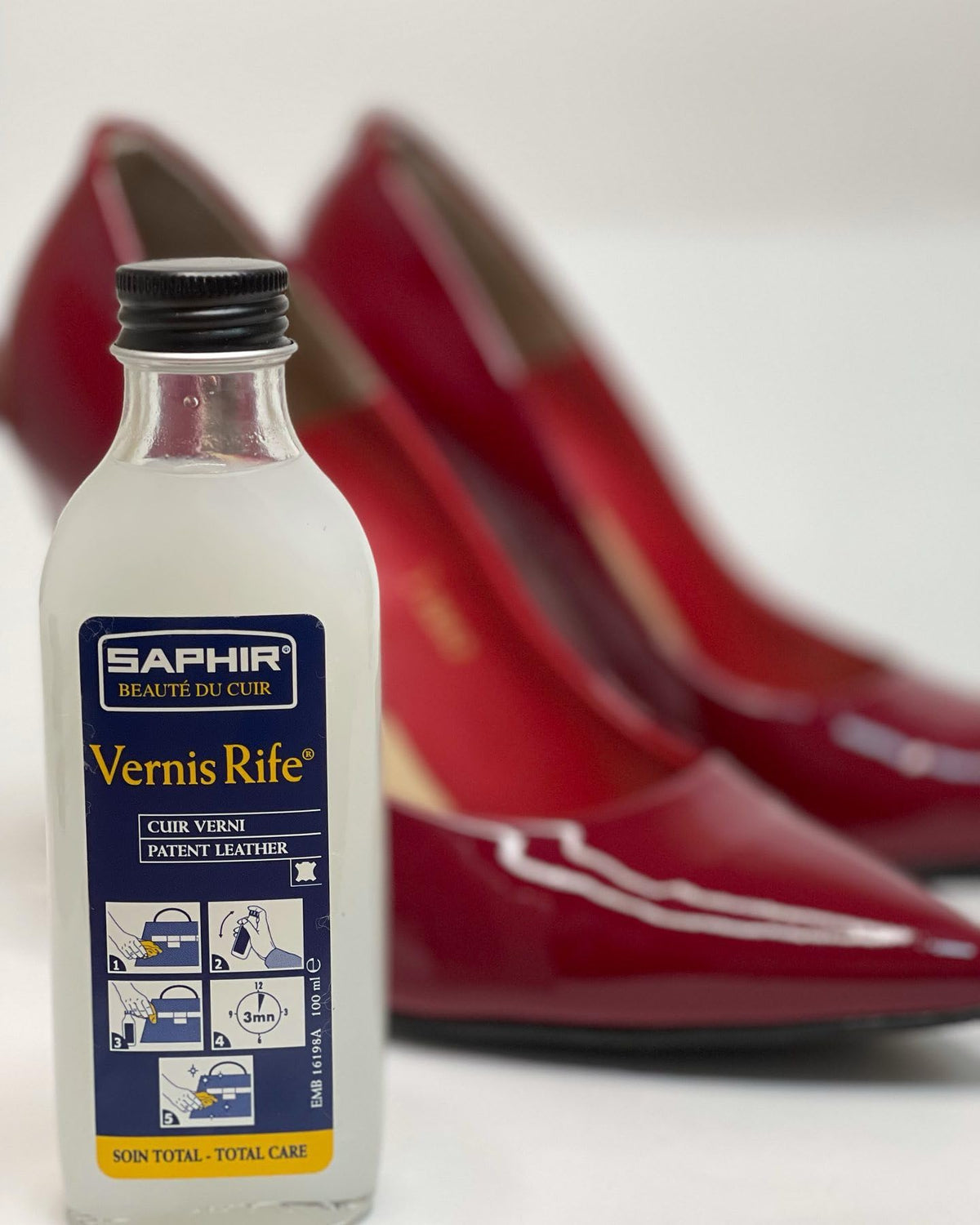 SAPHIR Vernis Rife soft cotton cloth for even application and buffing
