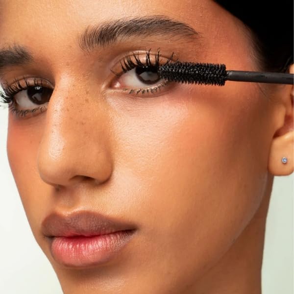 SARELLY mascara tested for water and humidity, ensuring lasting wear.