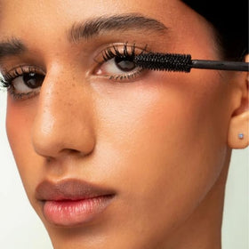 SARELLY mascara tested for water and humidity, ensuring lasting wear.