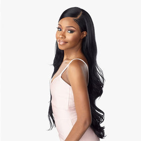 Sensationnel Emery babyhair helps frame the face with soft, realistic edges.