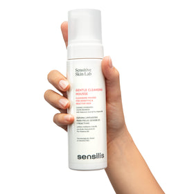 Sensilis Gentle Cleansing Mousse foaming texture image highlights gentle cleansing for dry skin.