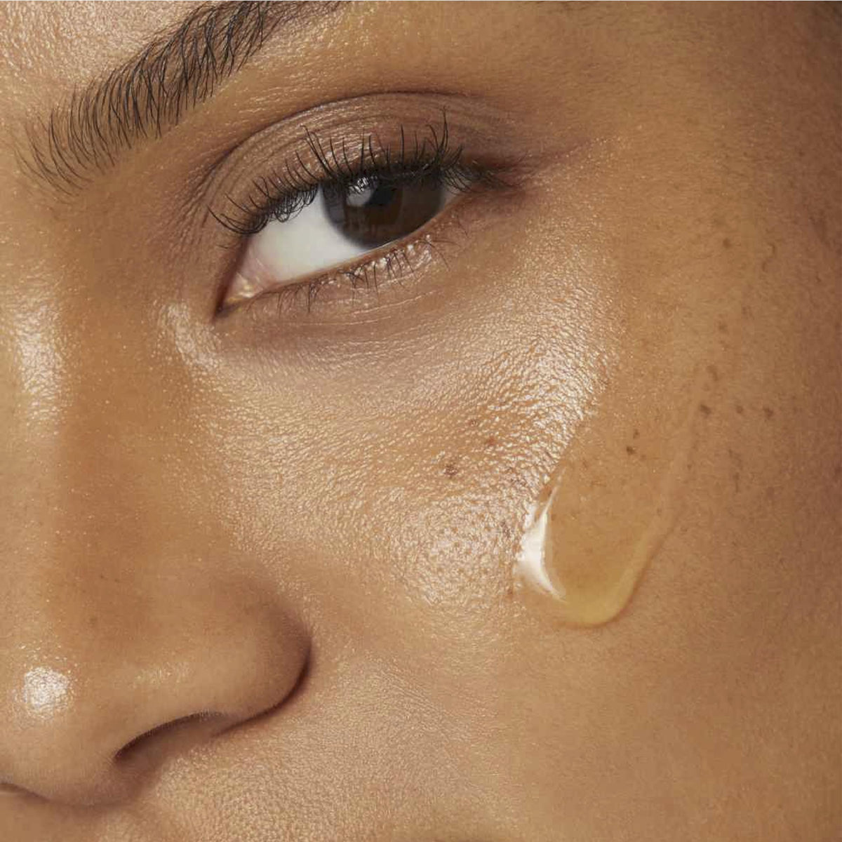 Sente Bio Complete Serum on moisturized skin after application