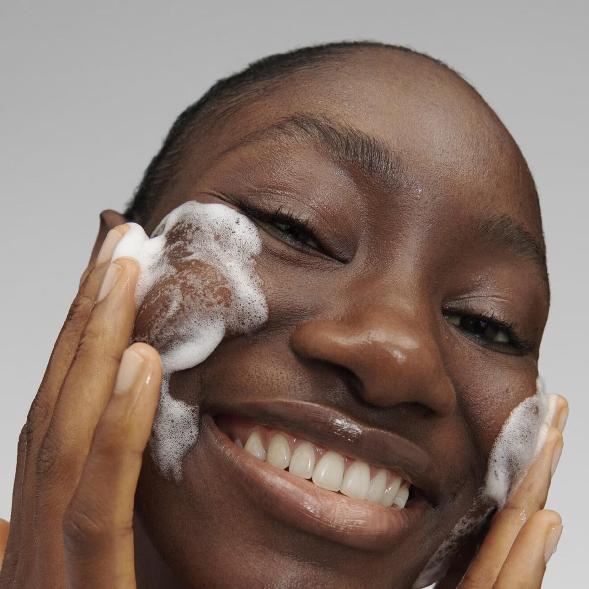 SEPHORA Collection Clean Skin Gel Cleanser bottle and pump enable easy daily use.