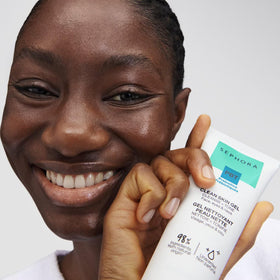 SEPHORA Collection Clean Skin Gel Cleanser close-up highlights prebiotics supporting balanced skin.