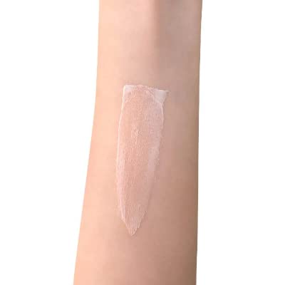Seraphine Botanicals Camelina + Strobe primer adds subtle iridescence for a glow.