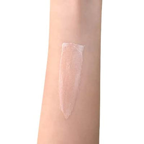 Seraphine Botanicals Camelina + Strobe primer adds subtle iridescence for a glow.