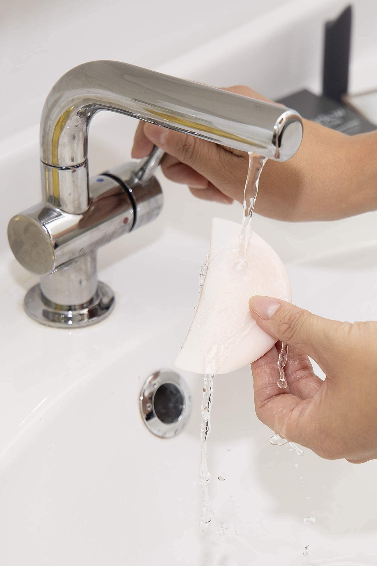 ShadowMoon food-grade silicone is easy to clean with soap and water