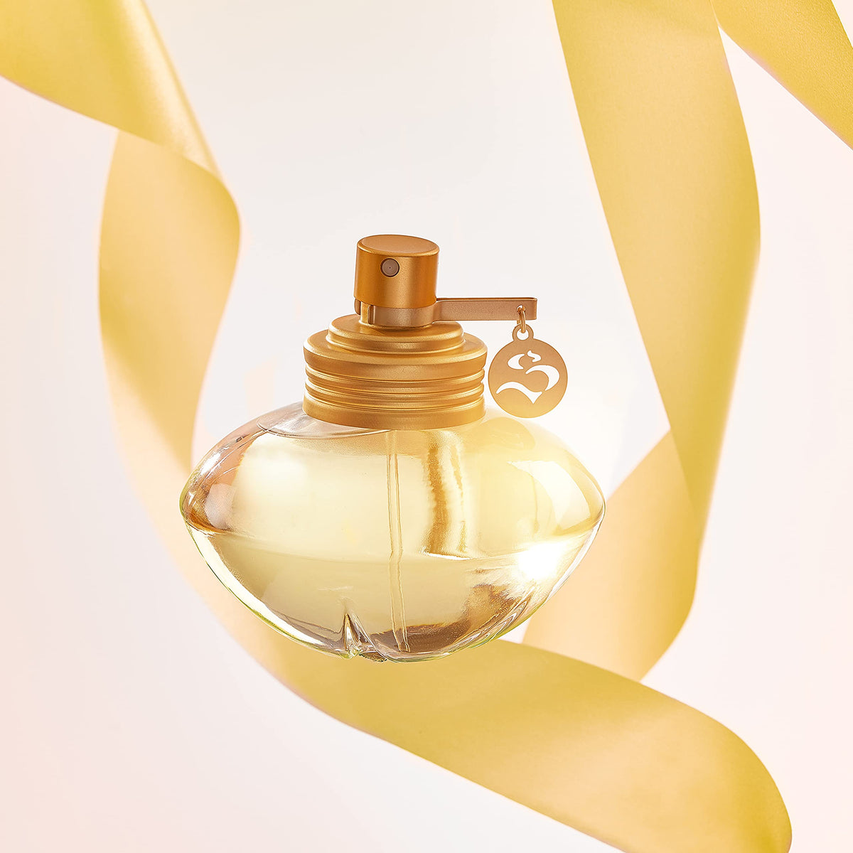Shakira S note collage image highlighting floral notes and warmth