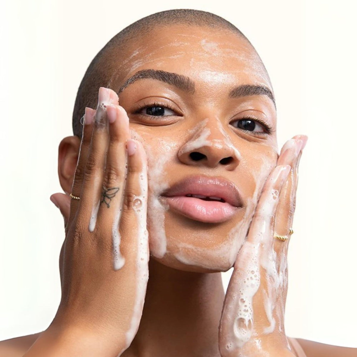 Shani Darden makeup remover cleanses the face without harsh rubbing.