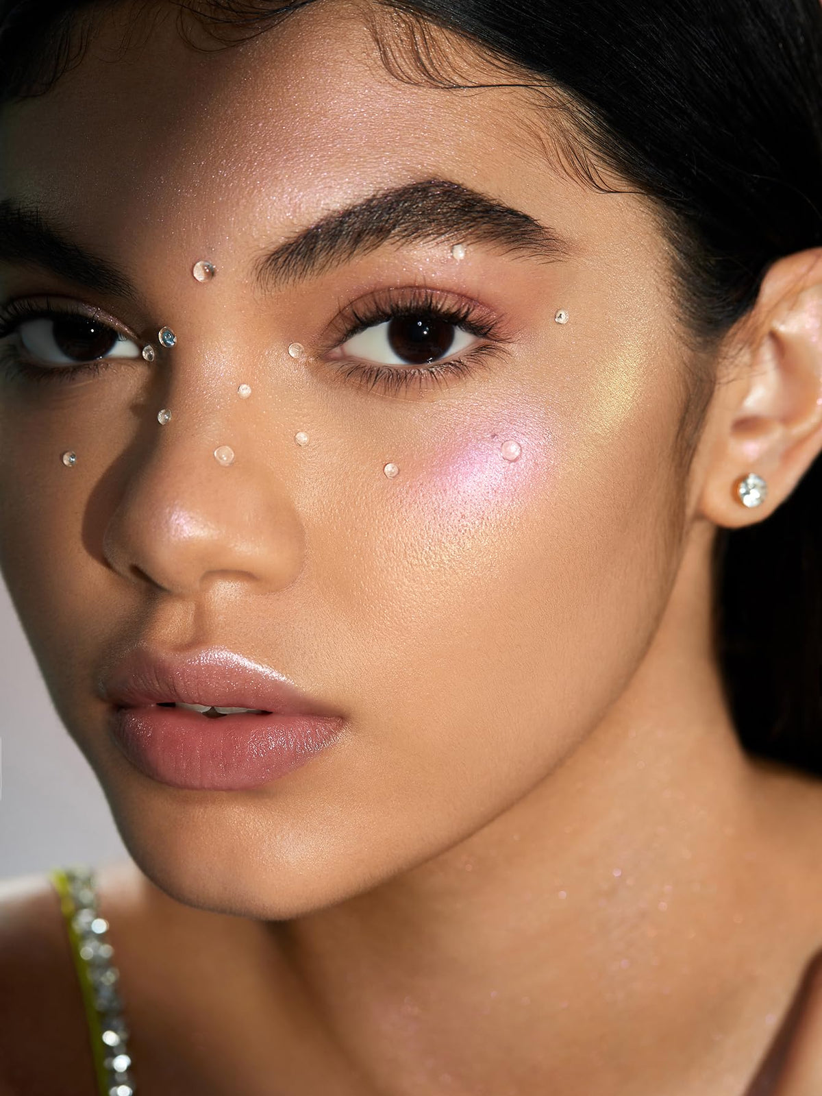SHEGLAM Chroma-Glow Bloom skin glow on the cheekbone for luminous daytime wear