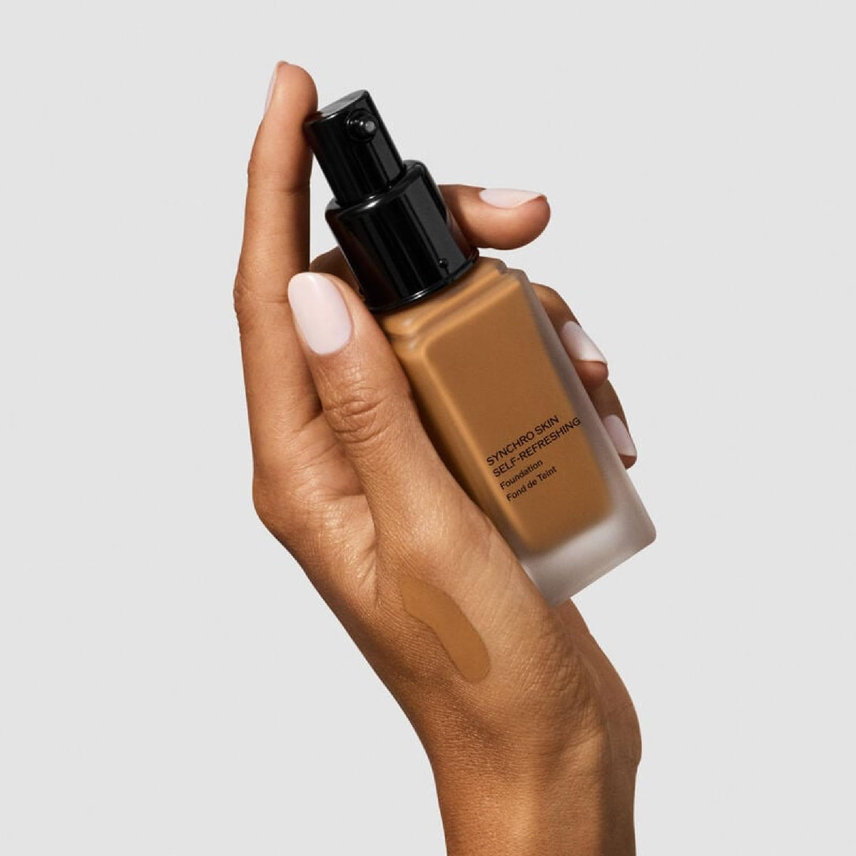 Close-up of pores minimized by Shiseido Synchro Skin foundation.