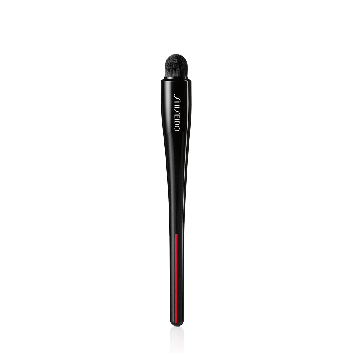 Shiseido TSUTSU FUDE concealer brush close-up for precise blending under-eye areas