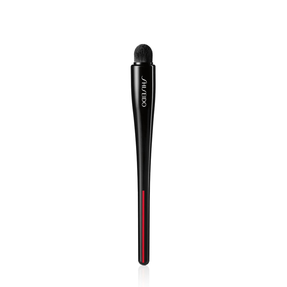 Shiseido TSUTSU FUDE concealer brush close-up for precise blending under-eye areas