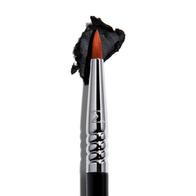 Sigma Beauty E05 metal-plated handle design with stylish grip
