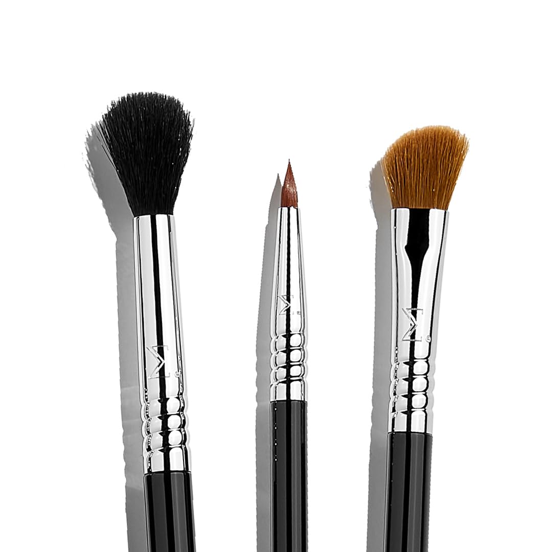 Sigma Beauty E15 flat definer brush for precise lines and definition.