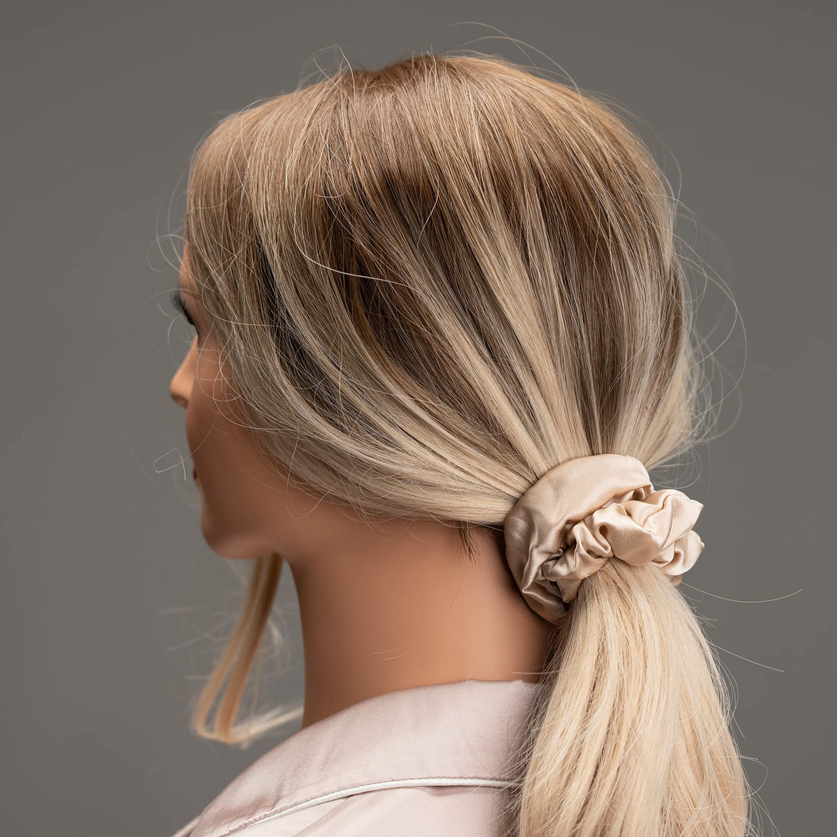 Silmer silk scrunchie apricot close-up emphasizes soft sheen and comfortable hold