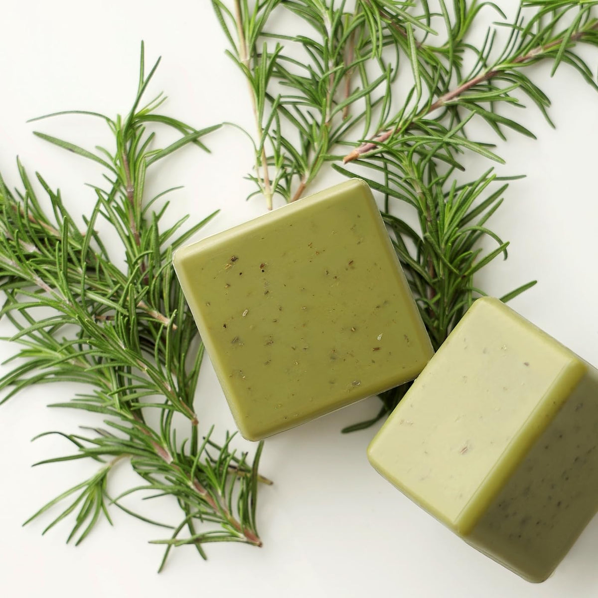 SIMPLUT Natural rosemary and tea tree aroma enhances daily cleansing.