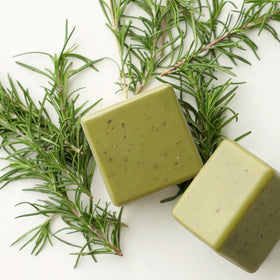 SIMPLUT Natural rosemary and tea tree aroma enhances daily cleansing.