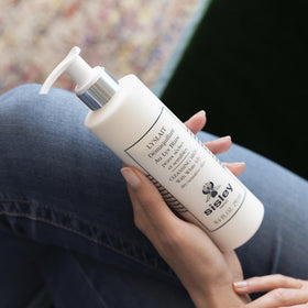 Graphic highlighting White Lily extract and the comforting feel of Lyslait.