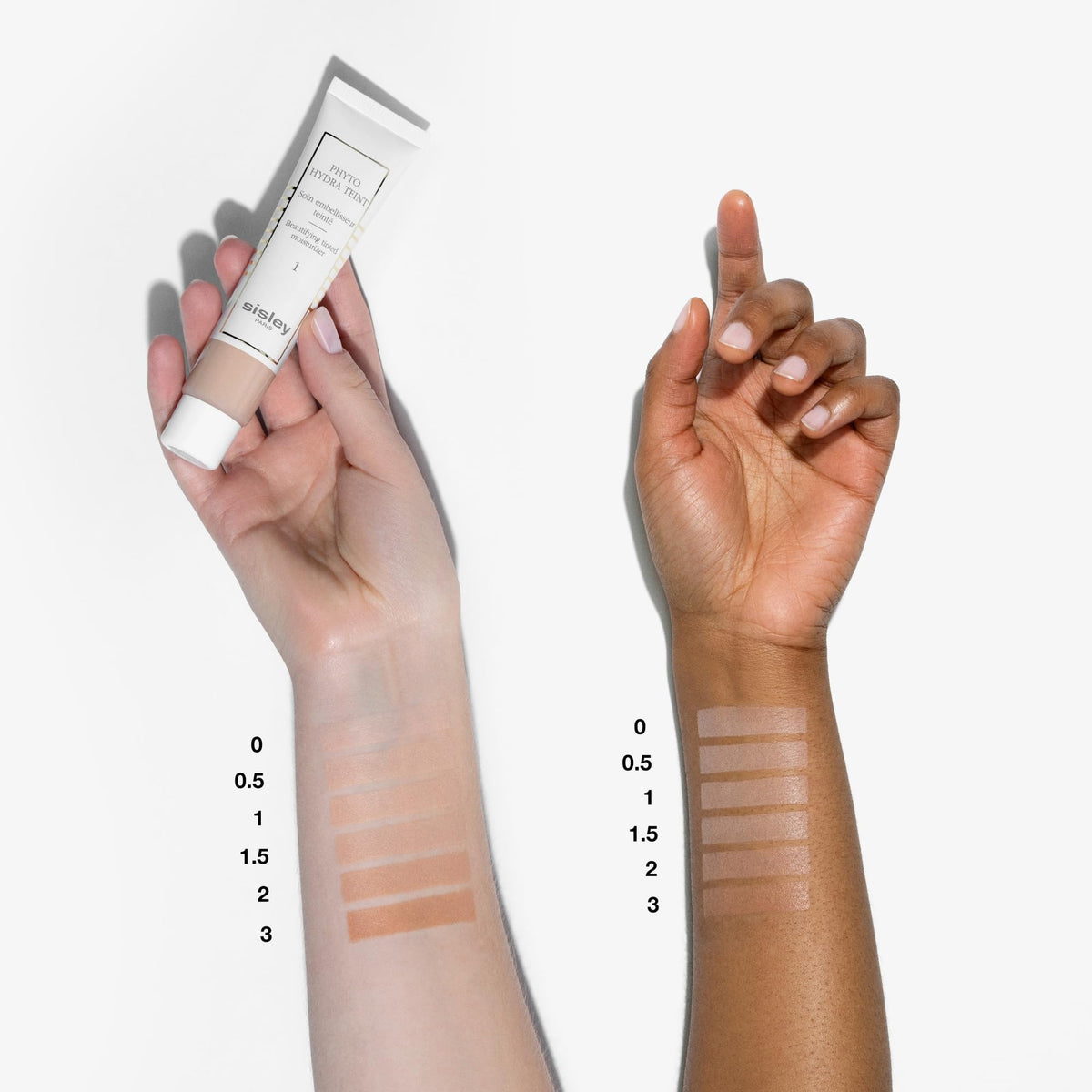 Sisley Phyto-Hydra Teint No.1 Light application with fingertips offers easy glide.