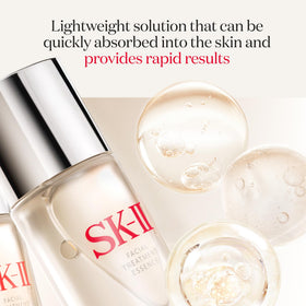 Texture close-up reveals a lightweight, fast-absorbing formula.