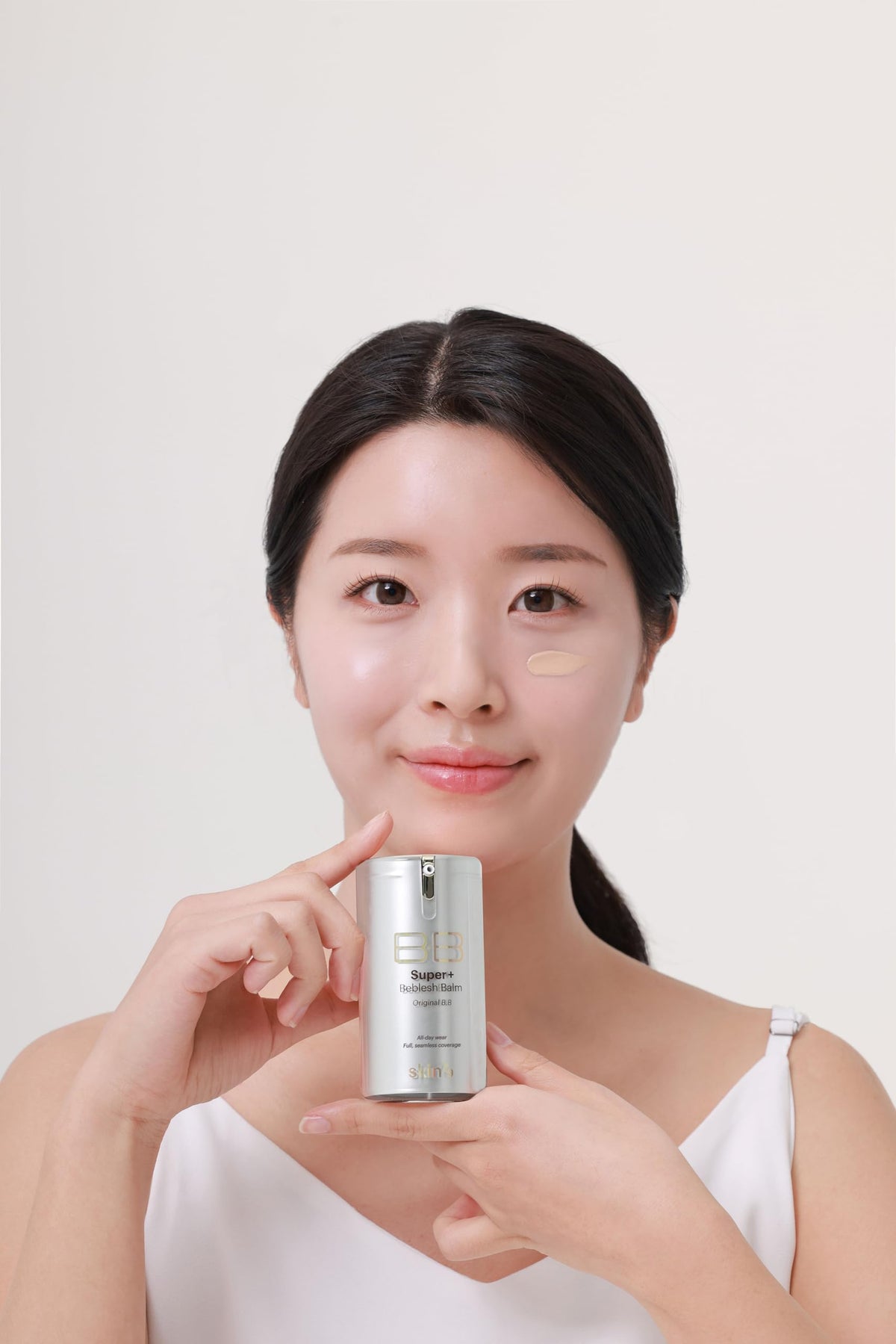 Texture swirl of SKIN79 Gold BB Super Plus Beblesh Balm demonstrates creamy blendability