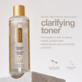 Close-up of the SKIN&CO Roma toner pump in hand