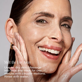 SKINN Removes waterproof makeup with a soothing cleanse that respects the skin.