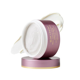 SKINN neck cream in application on the neck shows smoothing of wrinkles