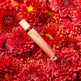 Skylar Sunkissed Dahlia spray-dispersion demonstrating even mist on skin