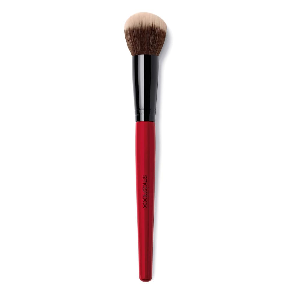 Smashbox Blurring Foundation Brush delivers a natural finish across creams, liquids, and powders.