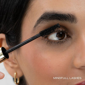 Sonela MindFull Lashes wand glide demonstrates precise layering and lift