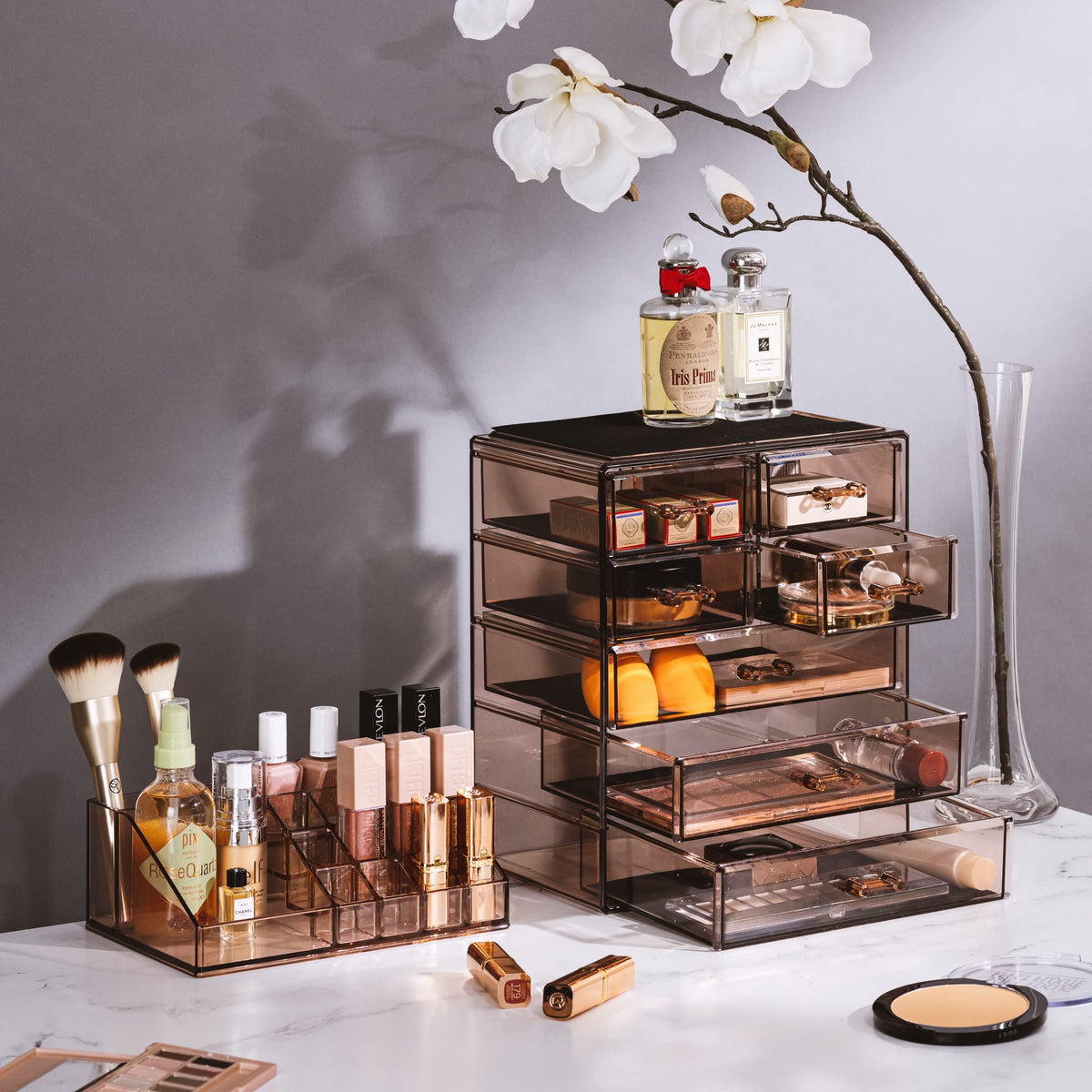 Sorbus top compartment keeps brushes, lipsticks, and jewelry organized