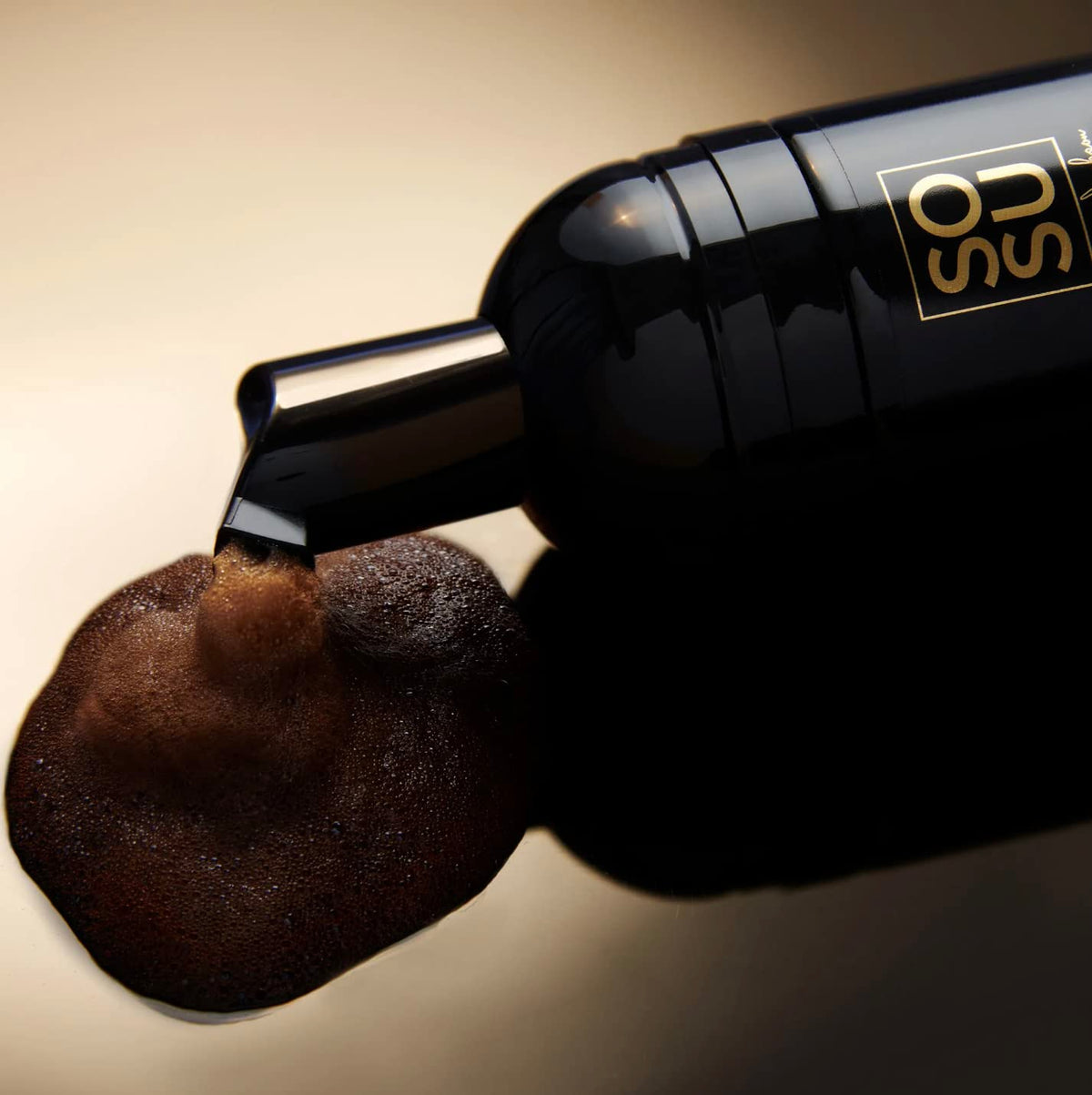 SOSU Dripping Gold mousse contains hyaluronic acid and vitamins for hydration.