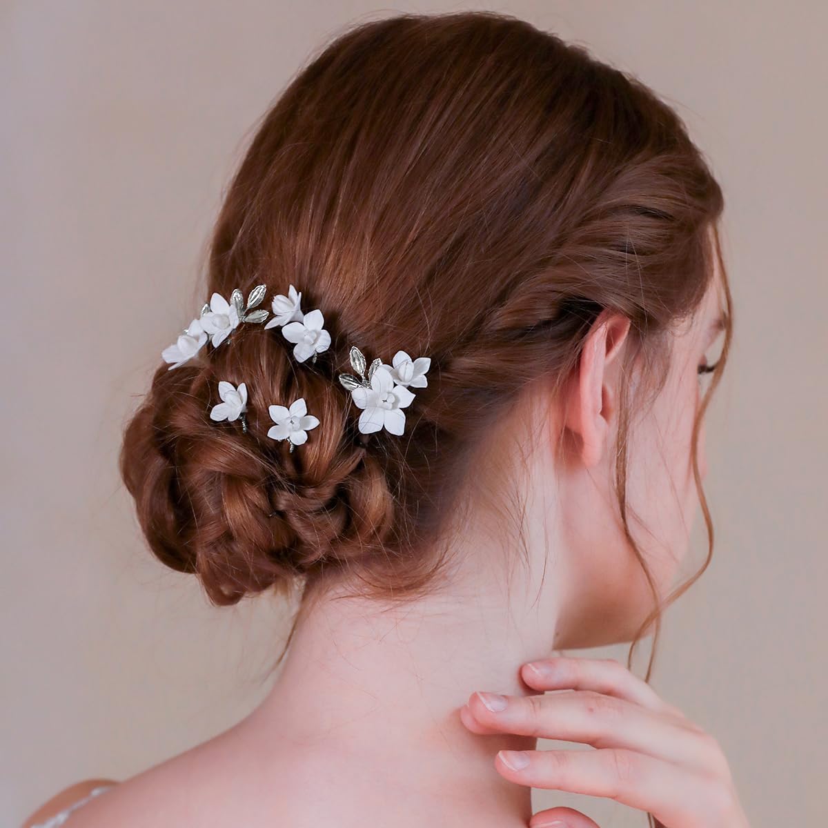 Soulshow white flower hair pin with smooth surface and silver detailing.