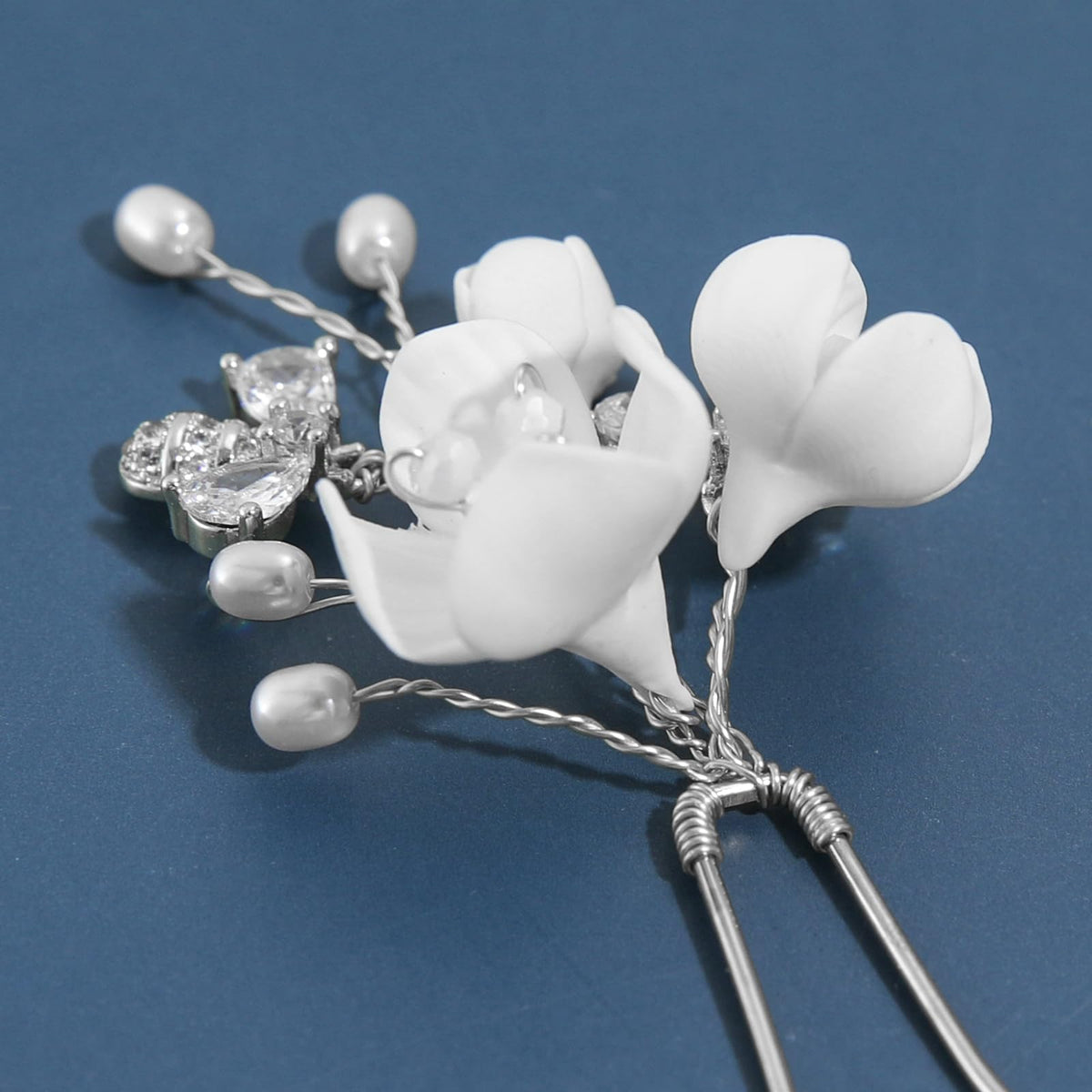 Soulshow bridesmaid hair clip adds subtle sparkle to party or ceremony.