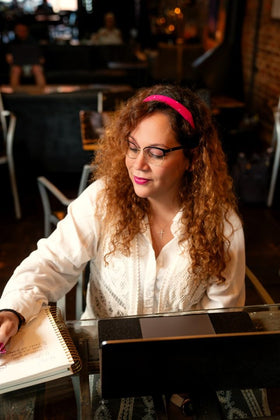 SqHair design doesn’t interfere with sunglasses or regular glasses.