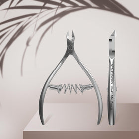 Staleks Pro Smart 30 ergonomic handles reduce fatigue during long sessions.