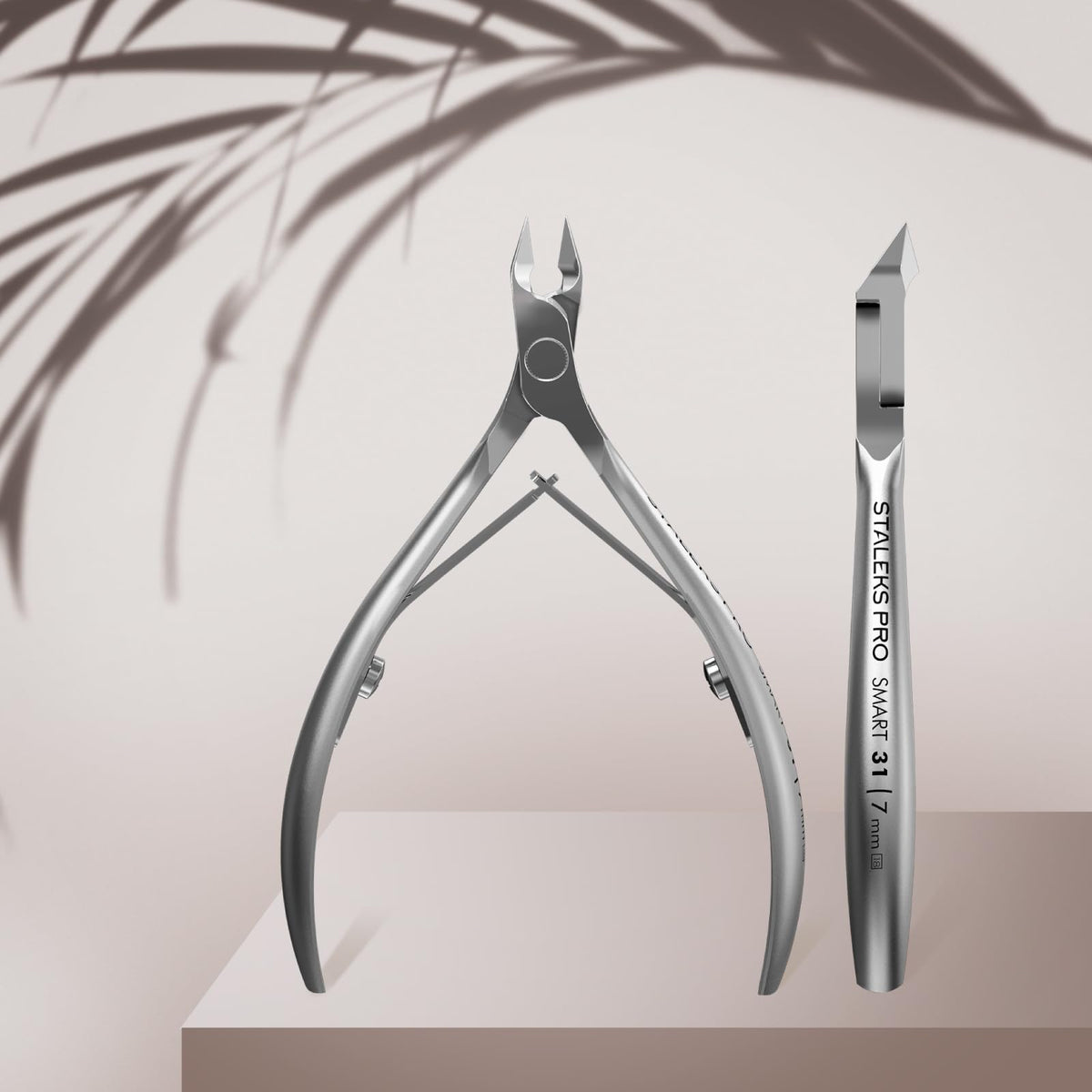 Staleks Pro SMART 31 ergonomic grip enhances control during manicure