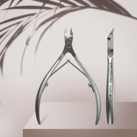 Staleks Pro SMART 31 ergonomic grip enhances control during manicure
