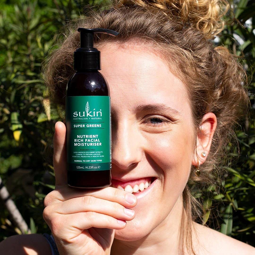 Sukin Super Greens moisturiser on skin demonstrates lightweight hydration for refreshed skin.