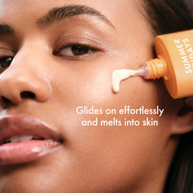 Under-makeup finish demonstrates natural blur without pills