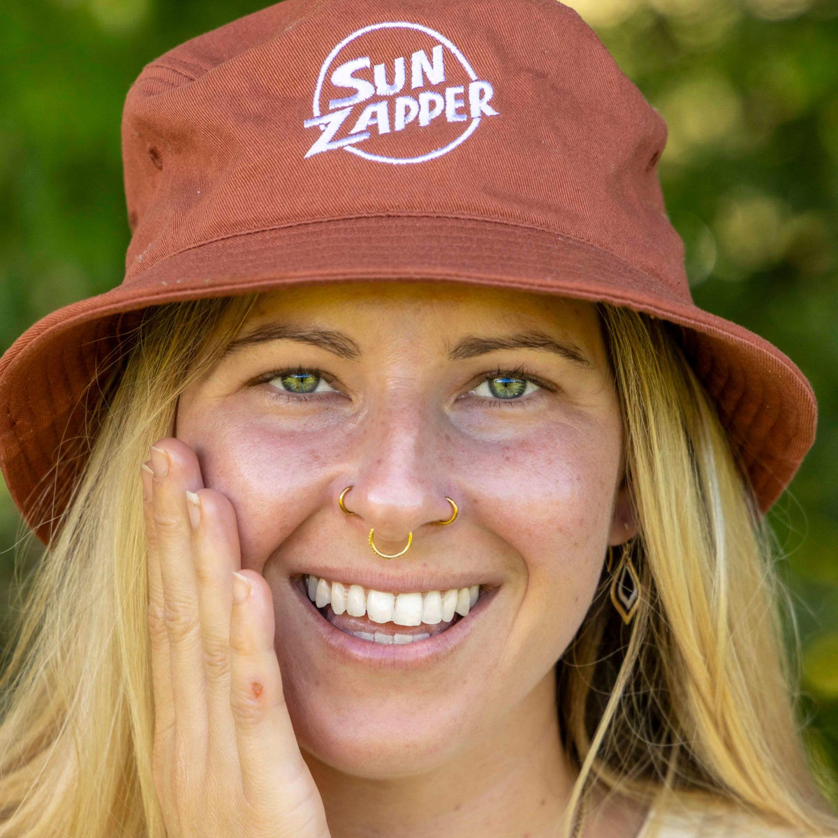 Sun Zapper 80-minute water resistance demonstrates durable stay-on during swimming.