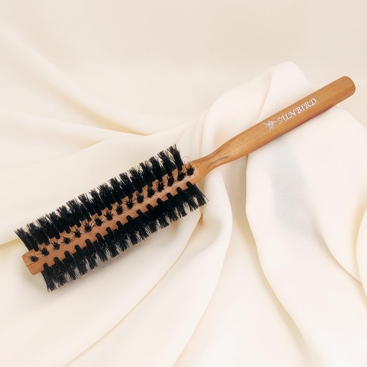SUNBIRD round brush ideal for daily styling and gentle haircare.