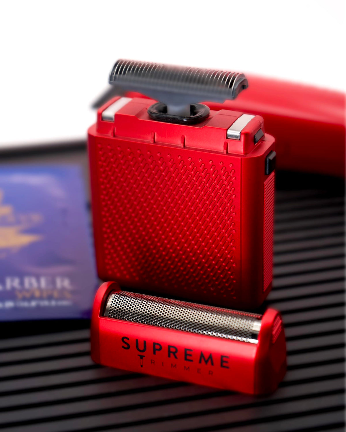 Supreme Trimmer Solo accessories include cleaning brush and protective cap for maintenance.