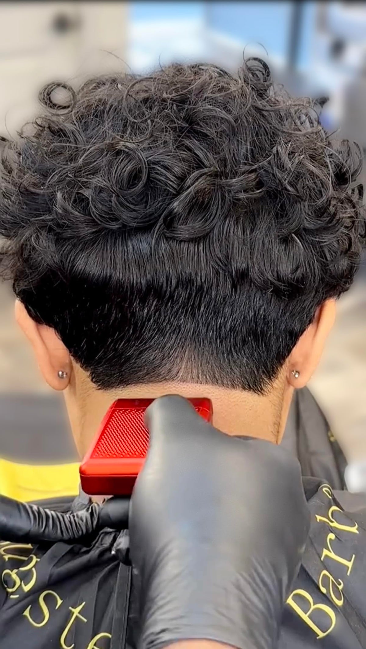 Supreme Trimmer Solo hypoallergenic foil minimizes irritation during sensitive skin grooming.