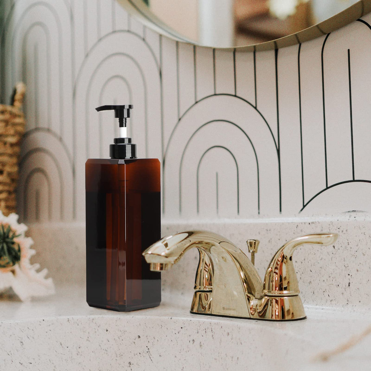 Suream conditioner bottle with pump, minimalist design keeps your bathroom organized.