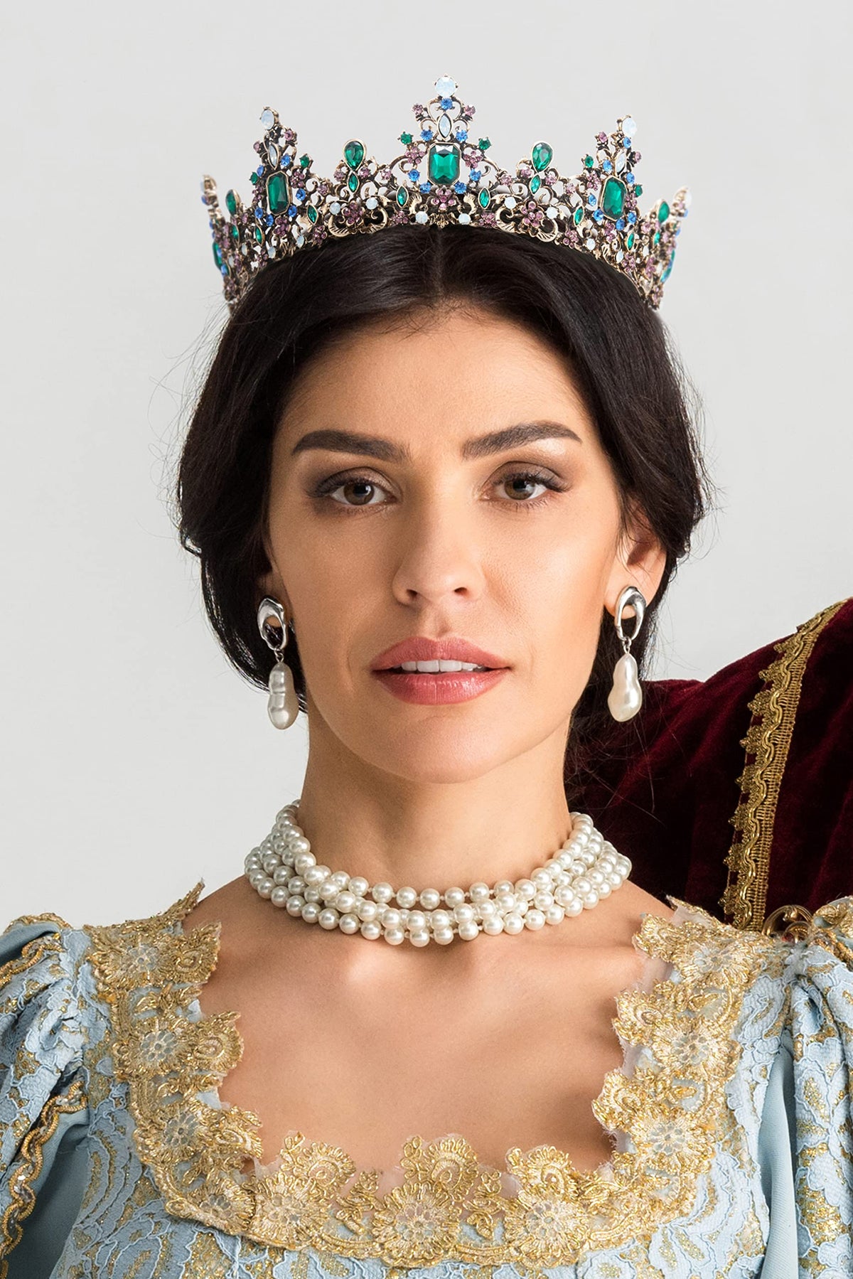 SWEETV baroque-tiara green ensemble adds vintage charm to events.