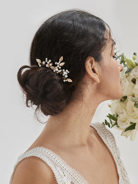 SweetV hair pin close-up highlighting pearl and leaf accents for refined bridal shine.