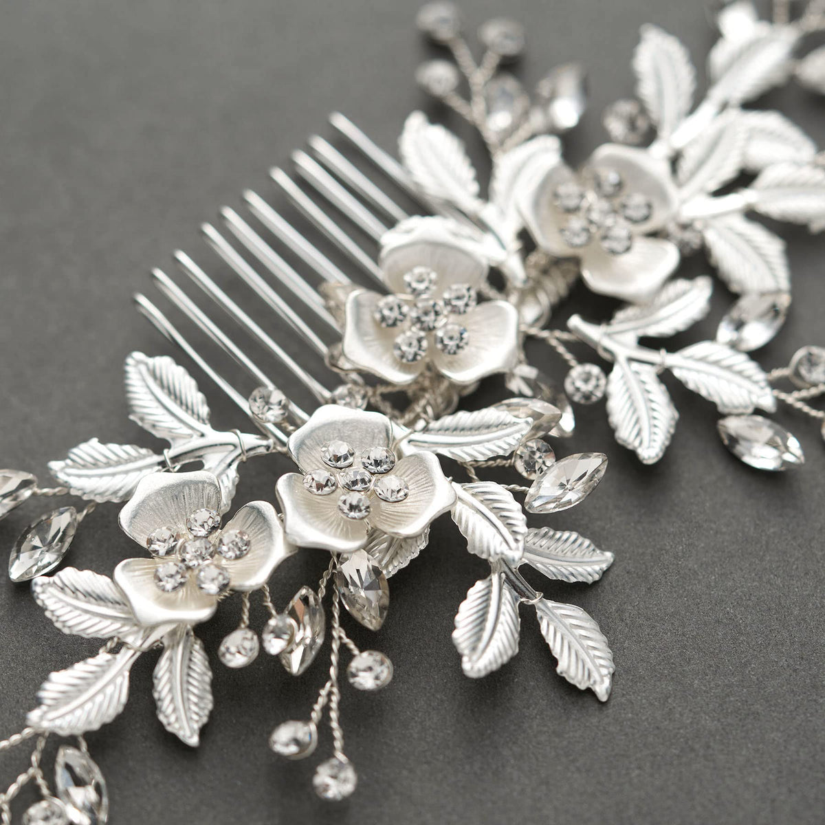 SWEETV comb crystal-petal design on model highlights eye-catching texture